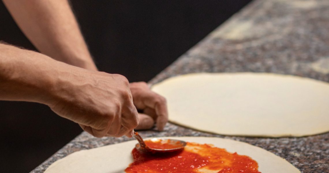 Por que investir em uma modeladora de pizzas e esfihas?
