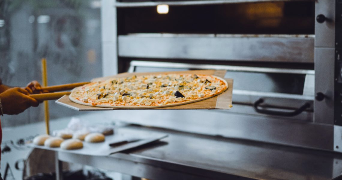 Por que escolher um forno esteira em Osasco pode revolucionar sua pizzaria?