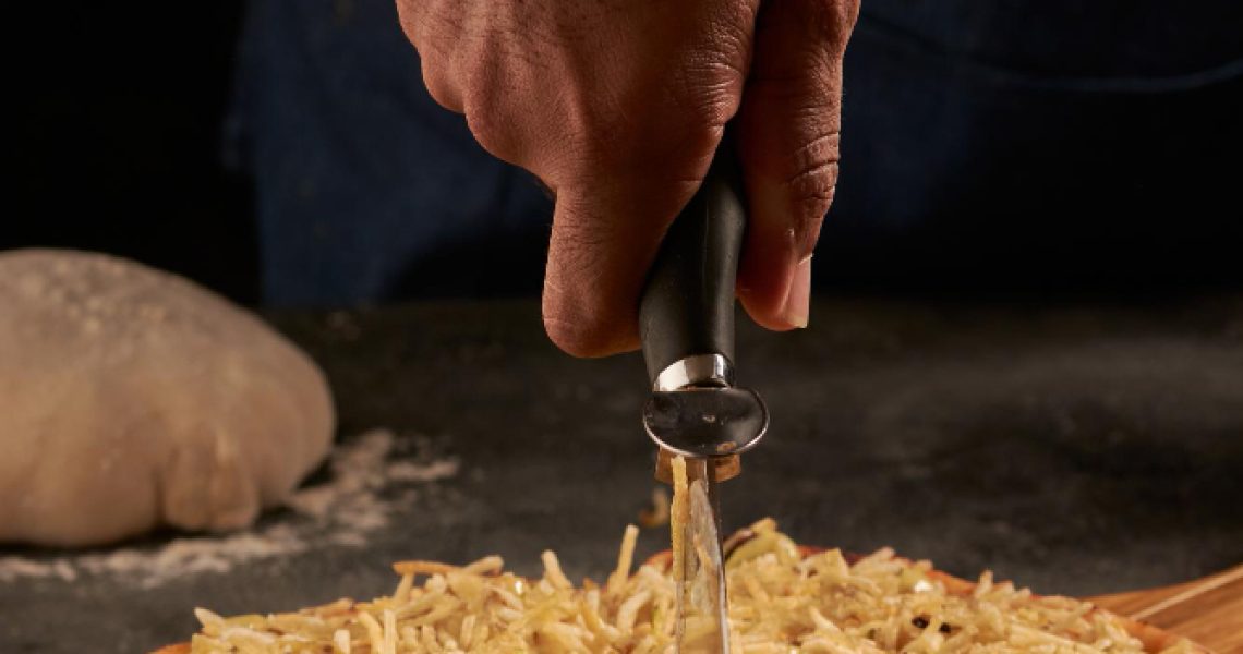 Cortador de pizza inox vs. cortador comum: qual a melhor opção para sua cozinha profissional?
